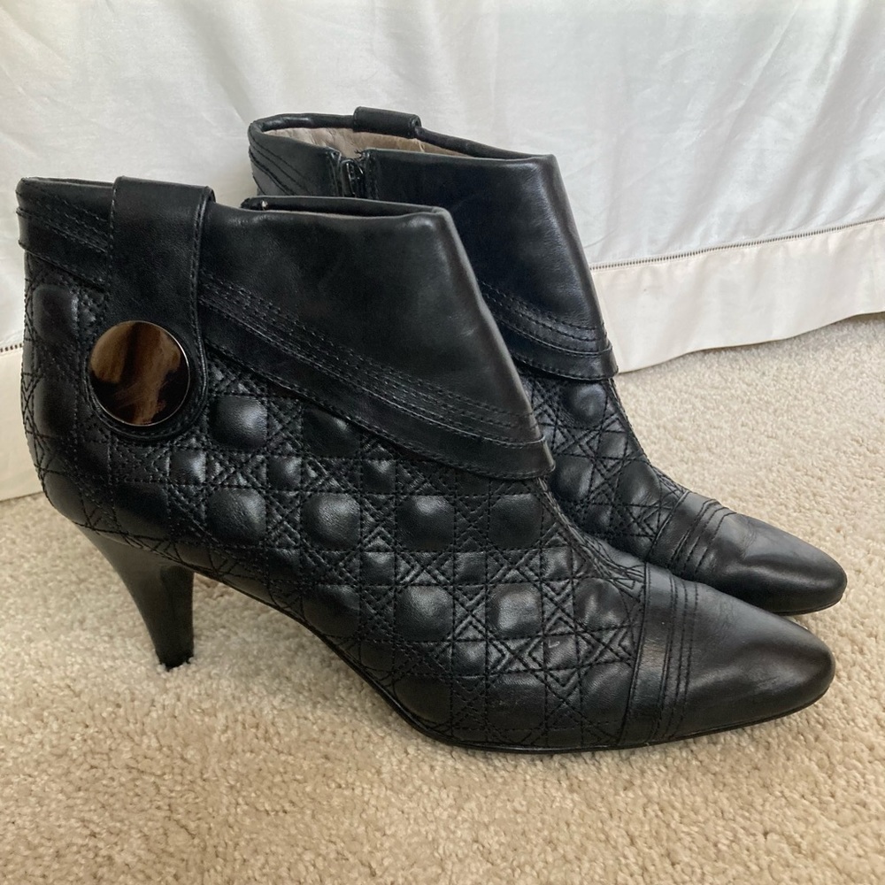 Black ankle booties, quilted leather design, by Hilary Radley, sz 39 (8.5-9).